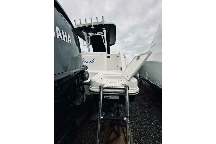 2022 Robalo R272 Center Console