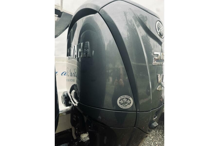 2022 Robalo R272 Center Console