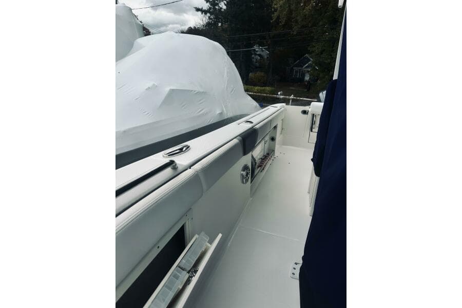 2022 Robalo R272 Center Console