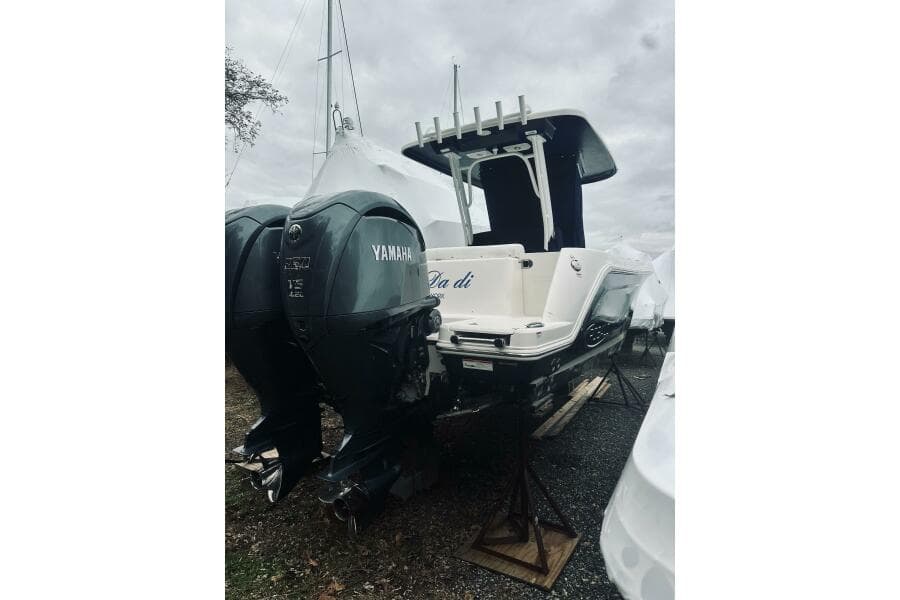 2022 Robalo R272 Center Console
