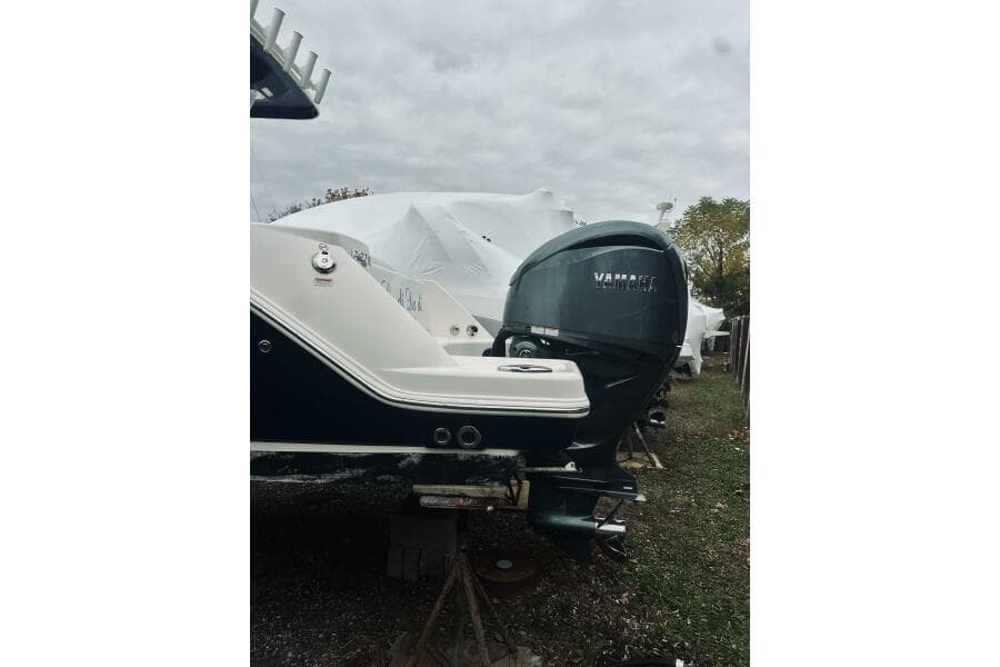 2022 Robalo R272 Center Console