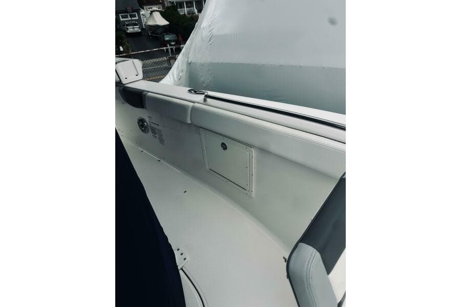 2022 Robalo R272 Center Console