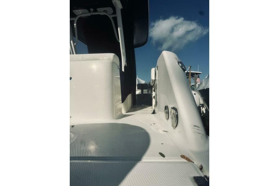 2022 Robalo R272 Center Console
