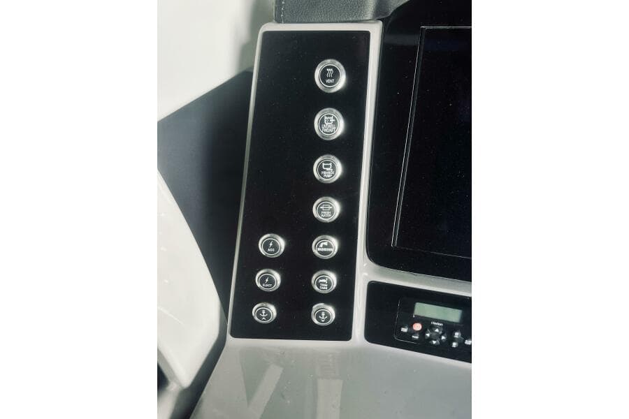 2022 Robalo R272 Center Console