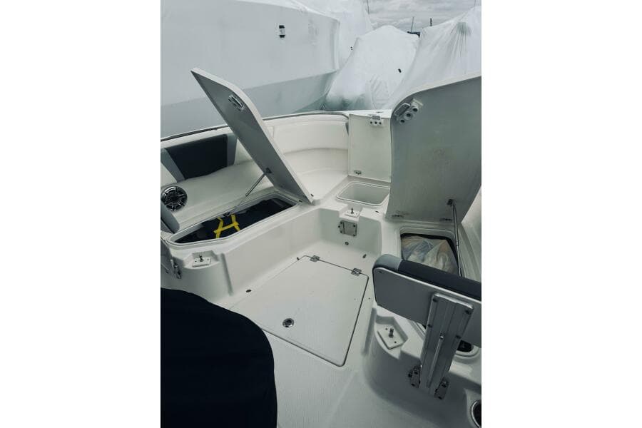 2022 Robalo R272 Center Console