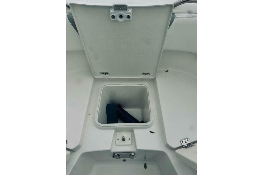 2022 Robalo R272 Center Console