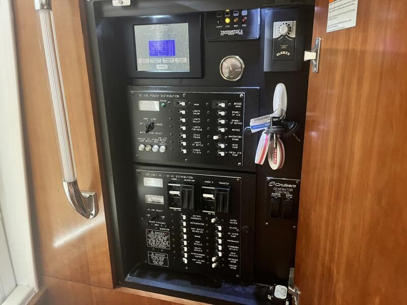 2008 Cruisers Yachts 390 Sport Coupe