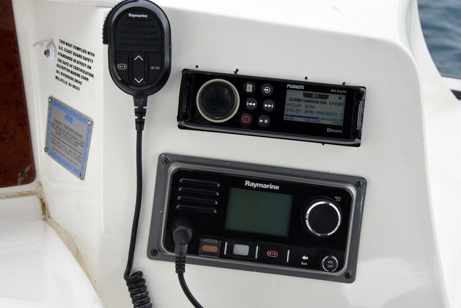 2010 38 Silveron Sedan Bridge - Pura Vida