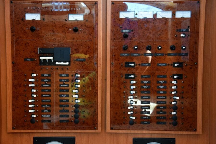 2010 38 Silveron Sedan Bridge - Pura Vida