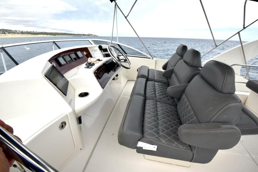 2010 38 Silveron Sedan Bridge - Pura Vida