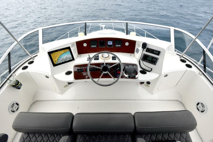 2010 38 Silveron Sedan Bridge - Pura Vida