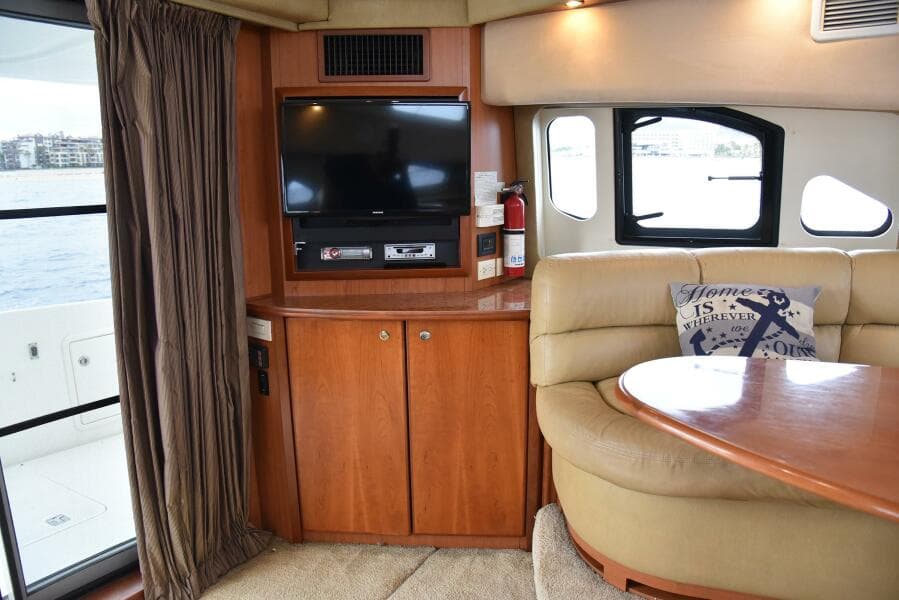 2010 38 Silveron Sedan Bridge - Pura Vida