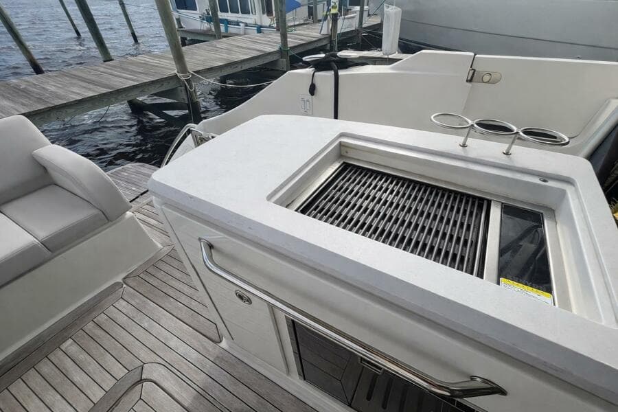 2019 Sea Ray L550
