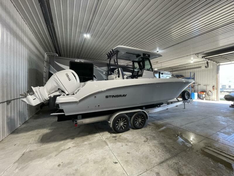2025 Stingray 253 Center Console - Photo 2