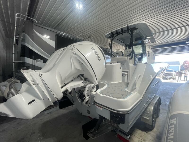 2025 Stingray 253 Center Console - Photo 3