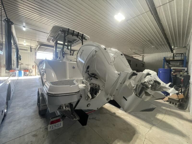 2025 Stingray 253 Center Console - Photo 8