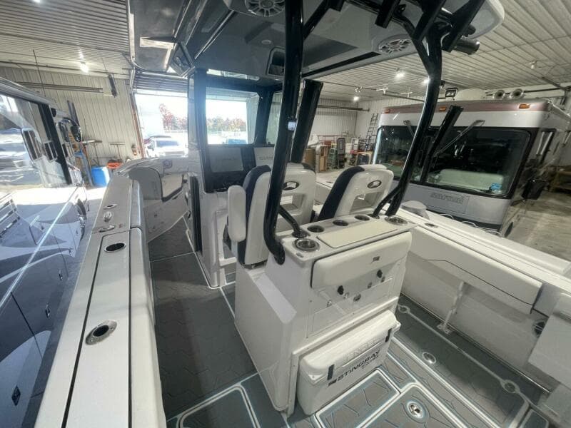 2025 Stingray 253 Center Console - Photo 12