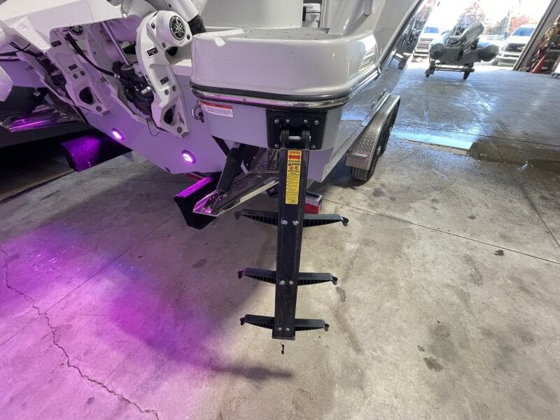 2025 Stingray 253 Center Console - Photo 4