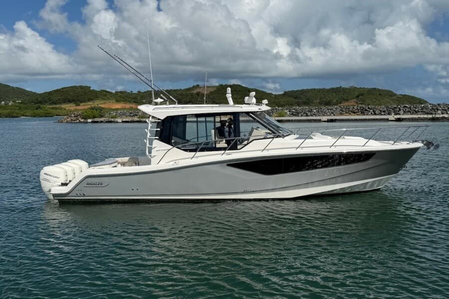 2021 Boston Whaler 405 Conquest