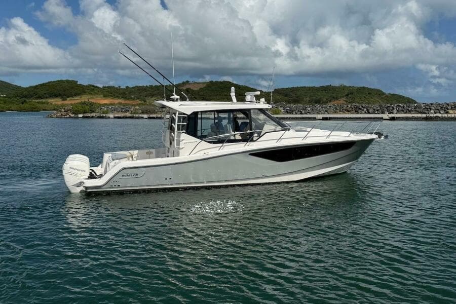 2021 Boston Whaler 405 Conquest