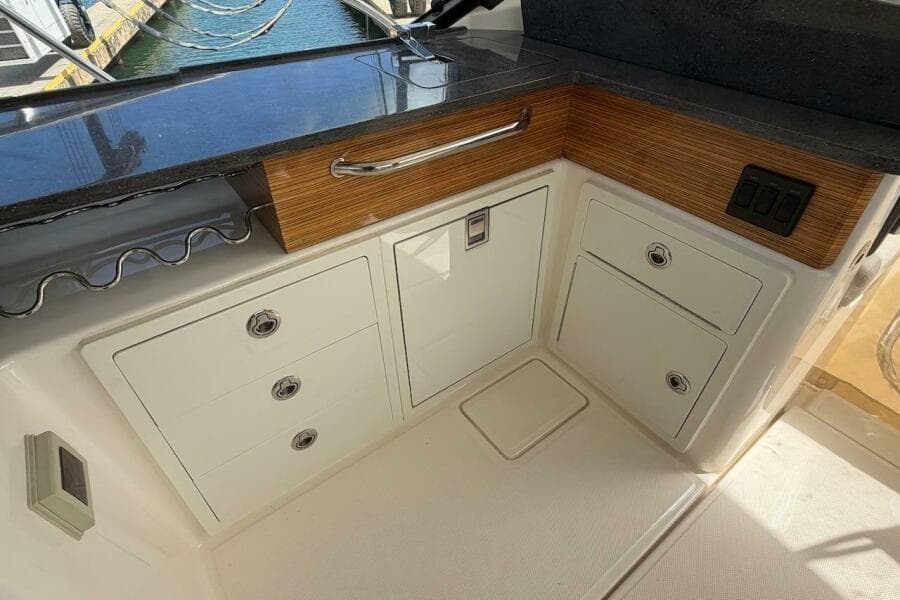 2021 Boston Whaler 405 Conquest