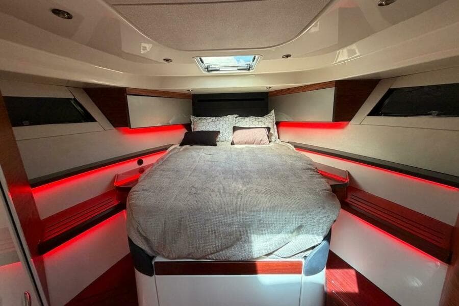 2021 Boston Whaler 405 Conquest