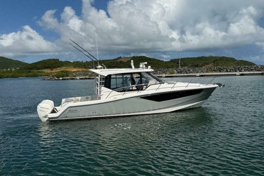 2021 Boston Whaler 405 Conquest