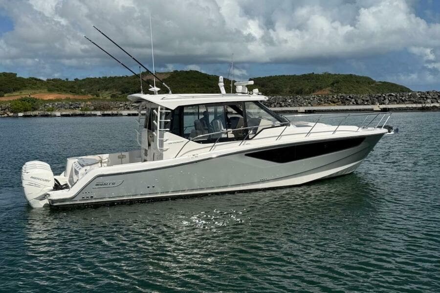 2021 Boston Whaler 405 Conquest