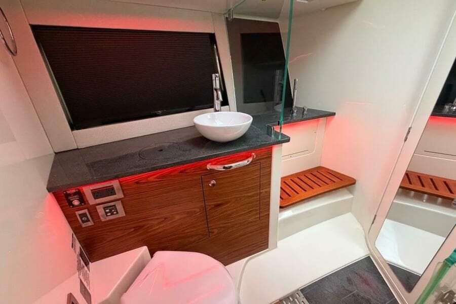 2021 Boston Whaler 405 Conquest