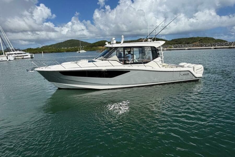 2021 Boston Whaler 405 Conquest