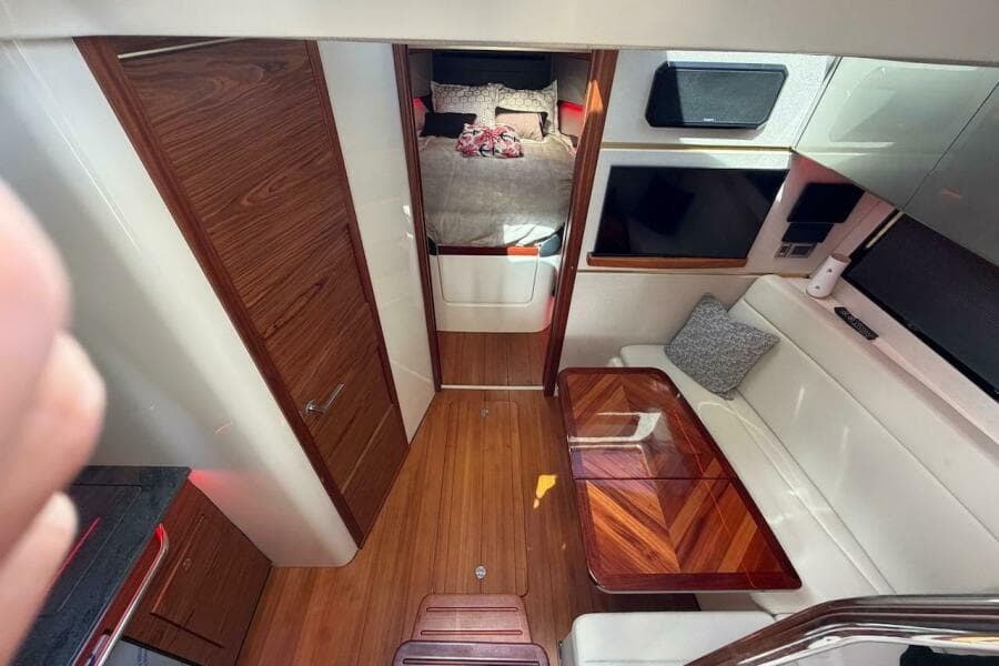 2021 Boston Whaler 405 Conquest