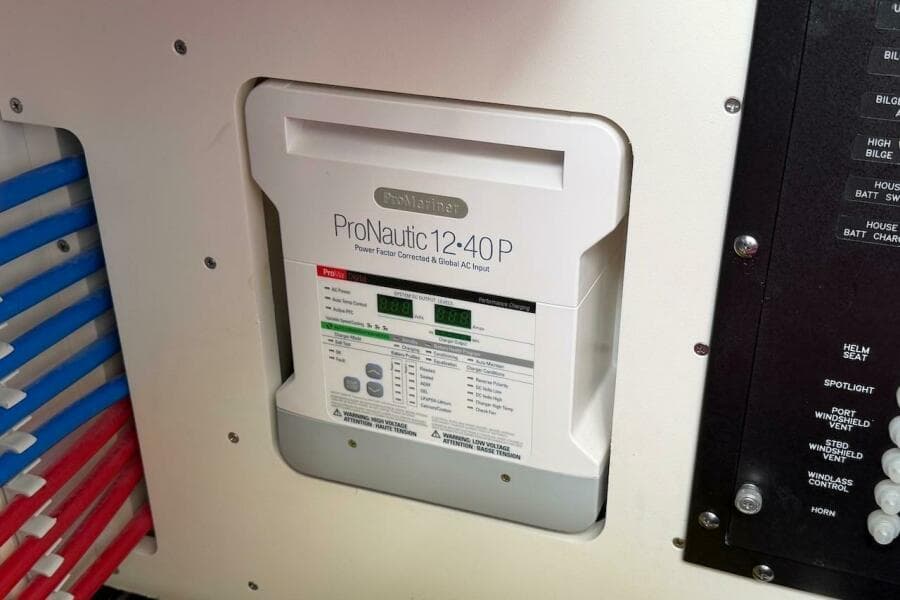 2021 Boston Whaler 405 Conquest