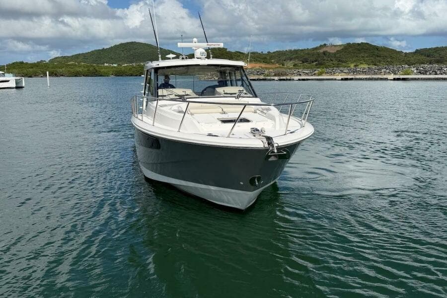 2021 Boston Whaler 405 Conquest