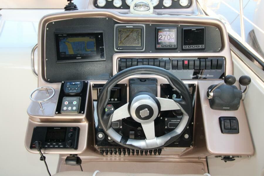 Helm Electronics Close-Up