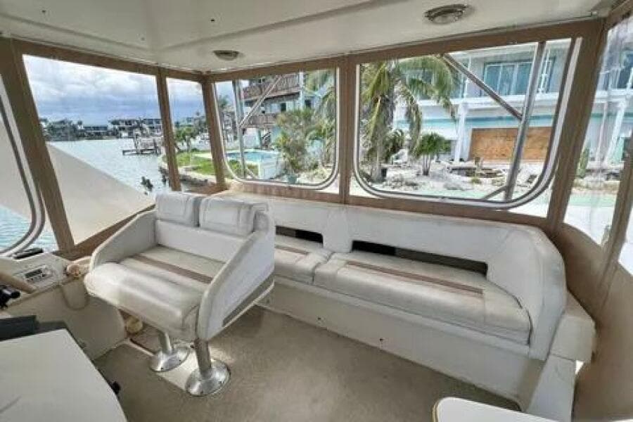 1996 Cruisers Yachts 4285 Express Bridge