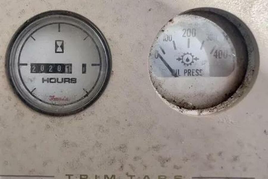 1996 Cruisers Yachts 4285 Express Bridge