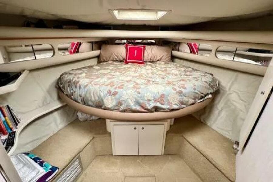 1996 Cruisers Yachts 4285 Express Bridge