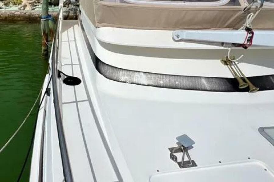 1996 Cruisers Yachts 4285 Express Bridge