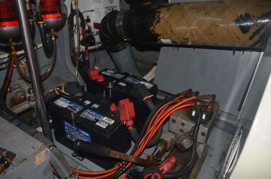 Sea Ray 46 4 RICH-SHER OR POORER - Engine Room