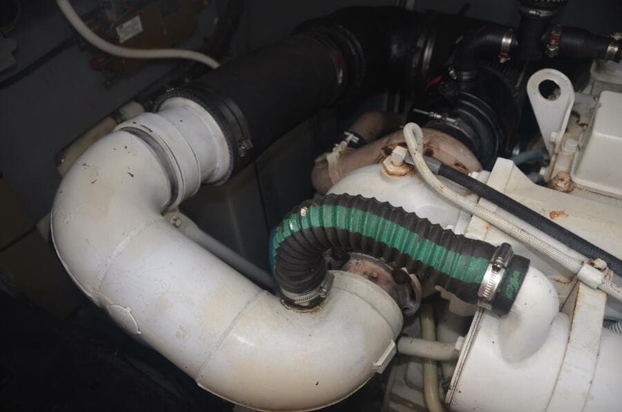 Sea Ray 46 4 RICH-SHER OR POORER - Engine Room