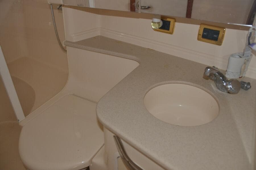 Sea Ray 46 4 RICH-SHER OR POORER - Master Ensuite Head