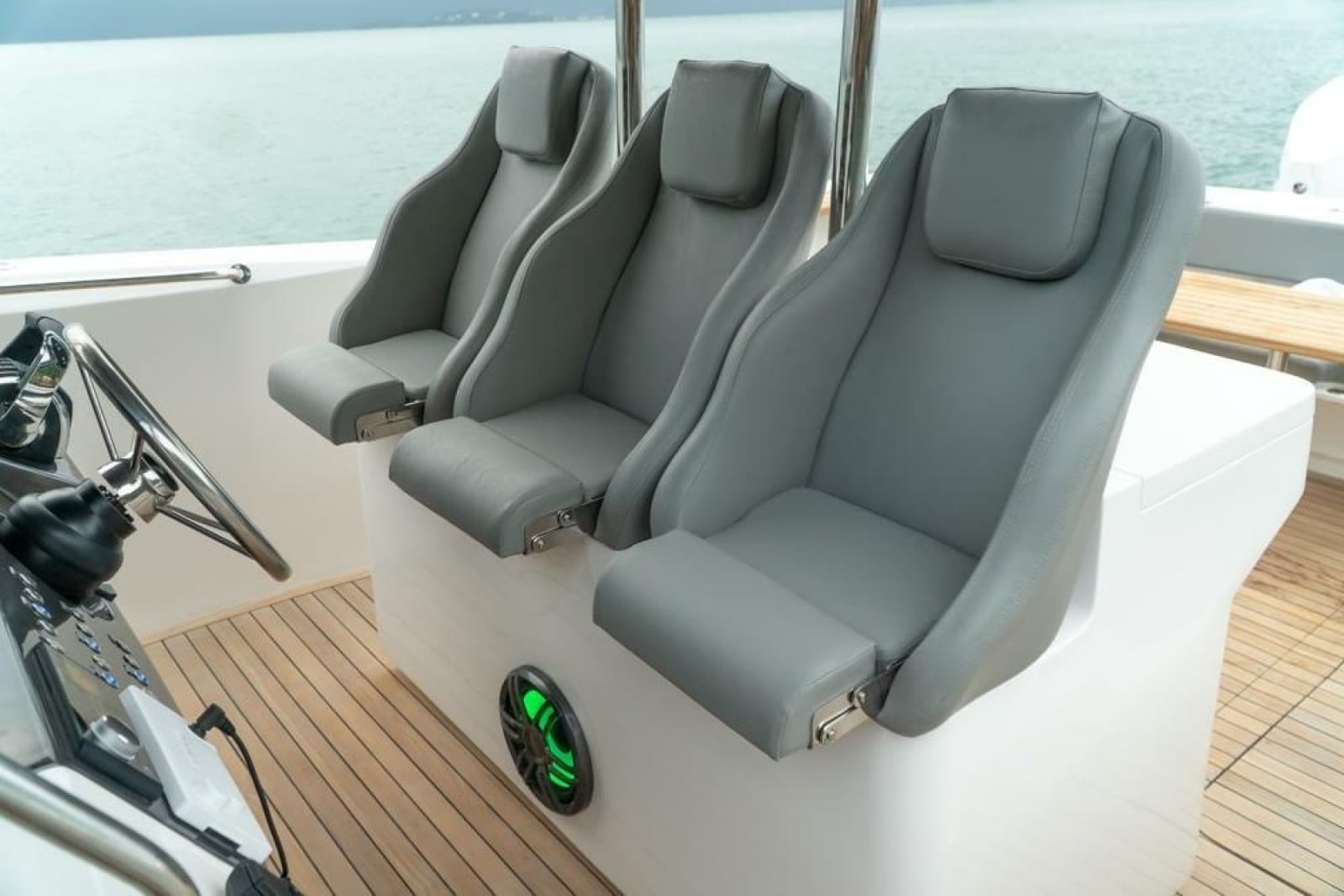 2025 Fishing Raptor 390 Solarium - Photo 6