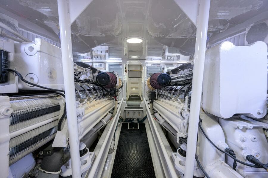 Center View Aft Between The MTUs, Oil Changing System