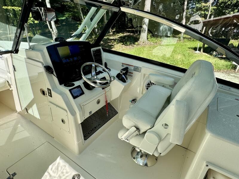 2022 Cobia 280 DC