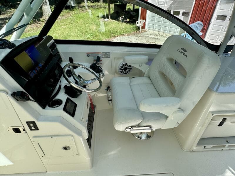 2022 Cobia 280 DC