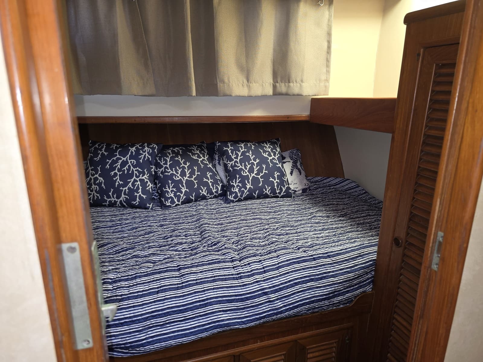 1989 Offshore Yachts 48 Sedan