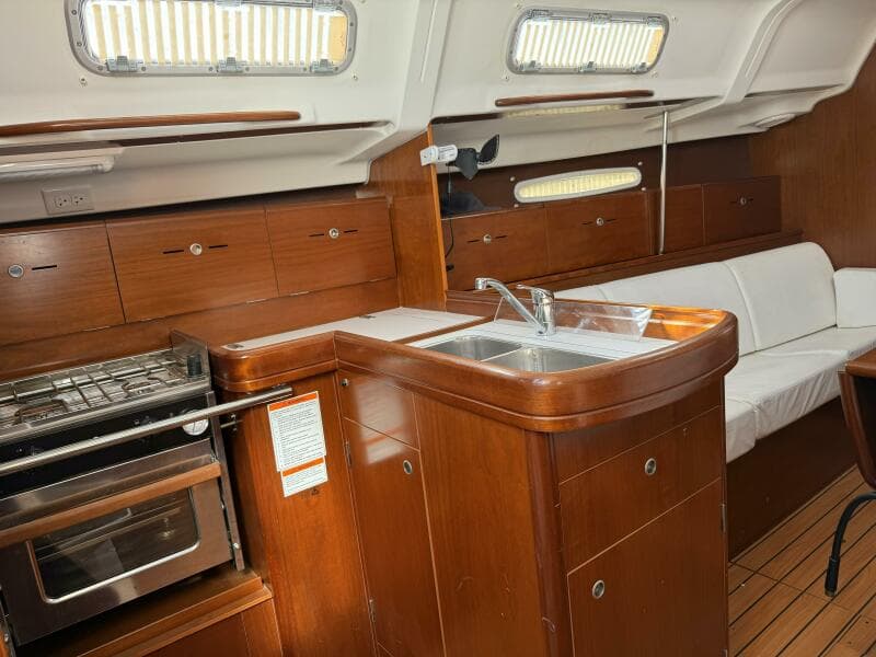 L-Shaped Galley & Port Settee