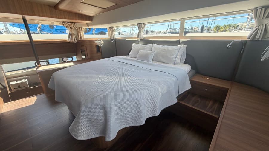 2025 Aquila 54 ENCLOSED BRIDGE