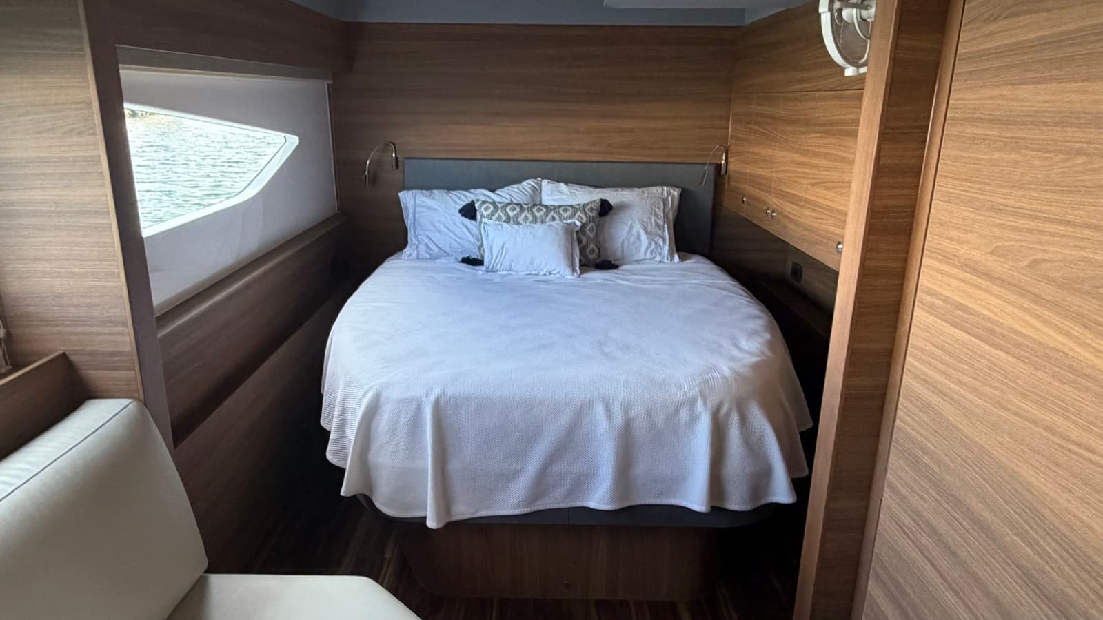 2025 Aquila 54 ENCLOSED BRIDGE