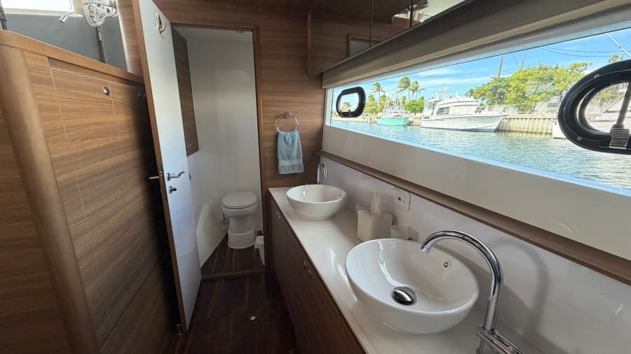 2025 Aquila 54 ENCLOSED BRIDGE